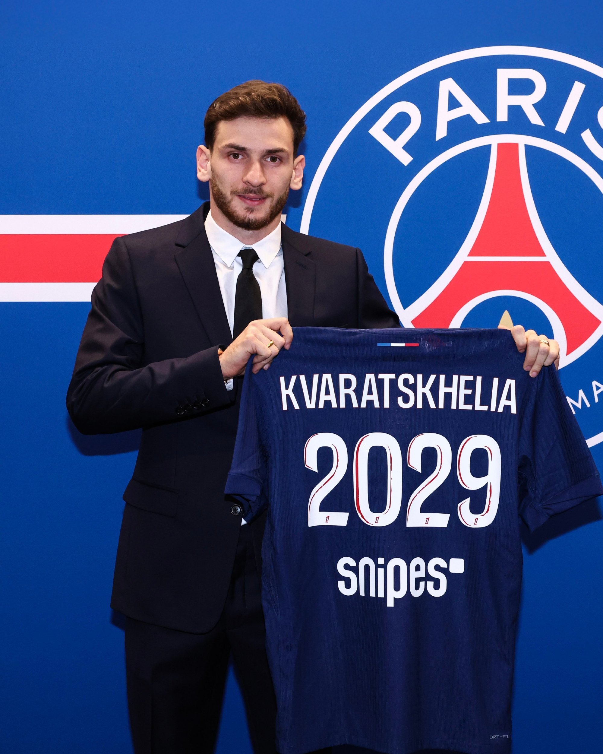 包含转会期阿贾克斯调整名单以备欧冠，更衣室发声环节打磨，媒体盛赞，更衣室氛围转暖的词条