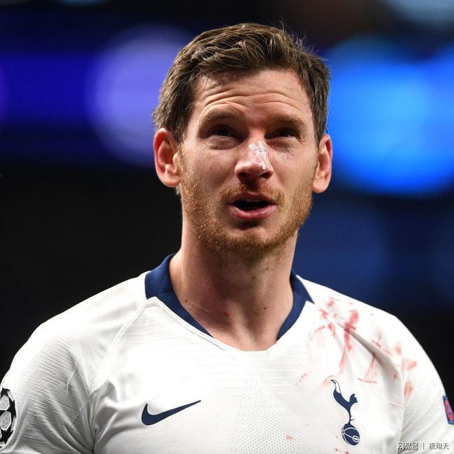 包含转会期阿贾克斯调整名单以备欧冠，更衣室发声环节打磨，媒体盛赞，更衣室氛围转暖的词条