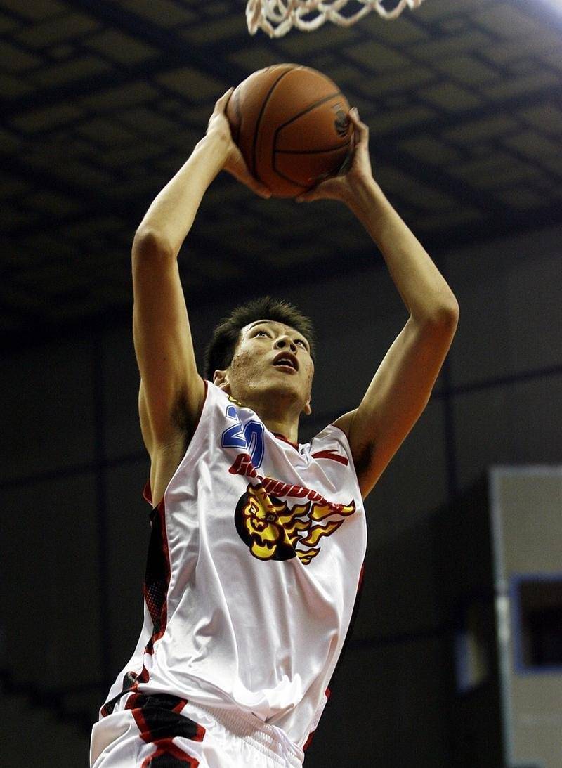 包含今晚拜仁慕尼黑备战CBA季后赛；远射贴柱细节曝光；管理层满意；身体对抗强度拉满的词条